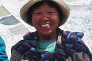 77-jährige Frau am Mount Everest